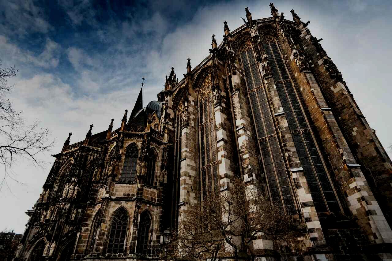 Der Aachener Dom von unten fotografiert