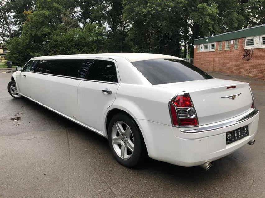Chrysler 300C Stretchlimousine von hinten