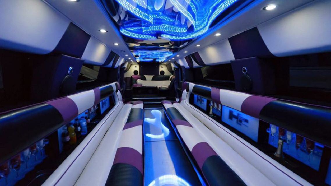 Innenraum der Hummer H2 Limousine mit LED-Lichterhimmel