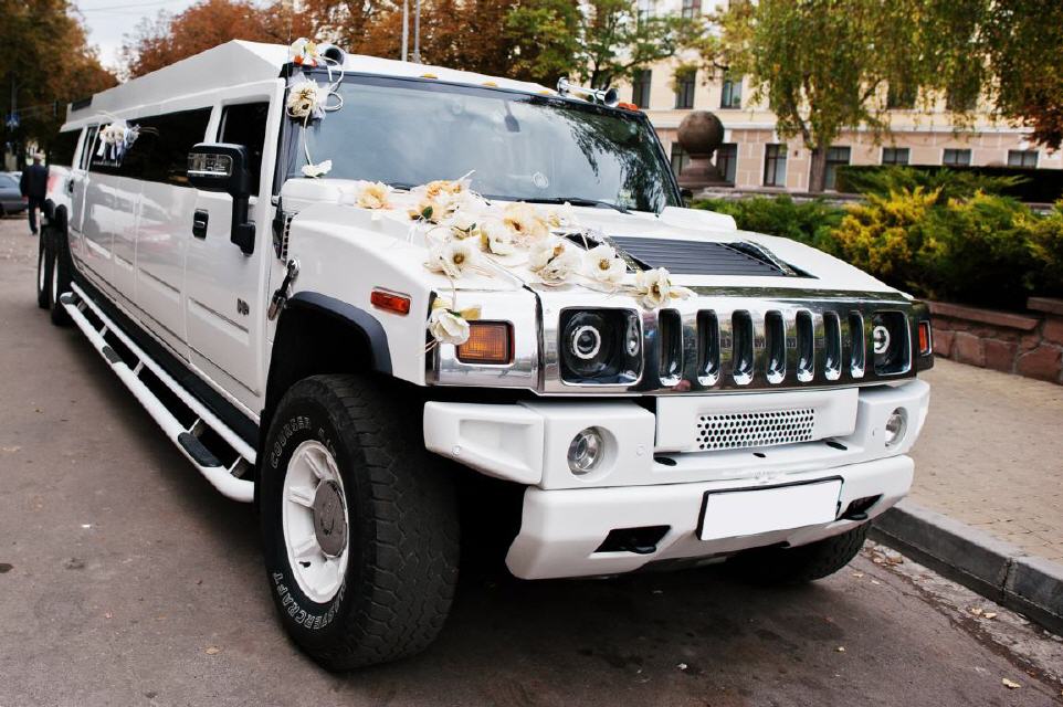 Weisse Hummer H2 Limousine mit Blumenschmuck zur Hochzeit