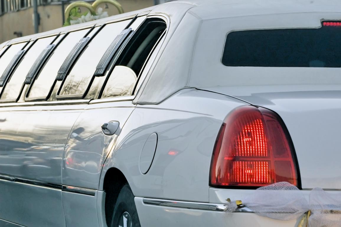 Weisse Lincoln Town Car Stretchlimousine von hinten