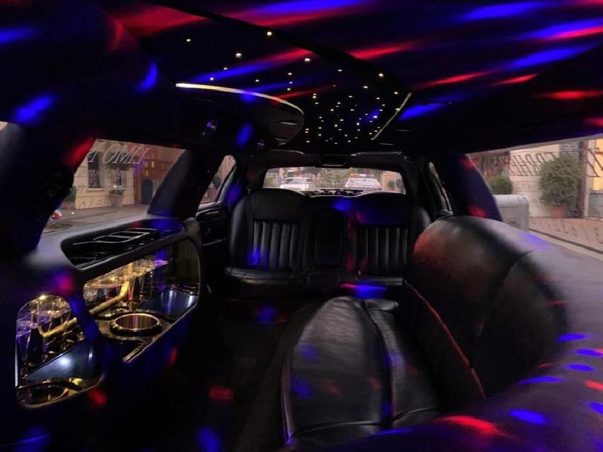 Innenraum der Lincoln Town Car Stretchlimousine mit Lichterdecke