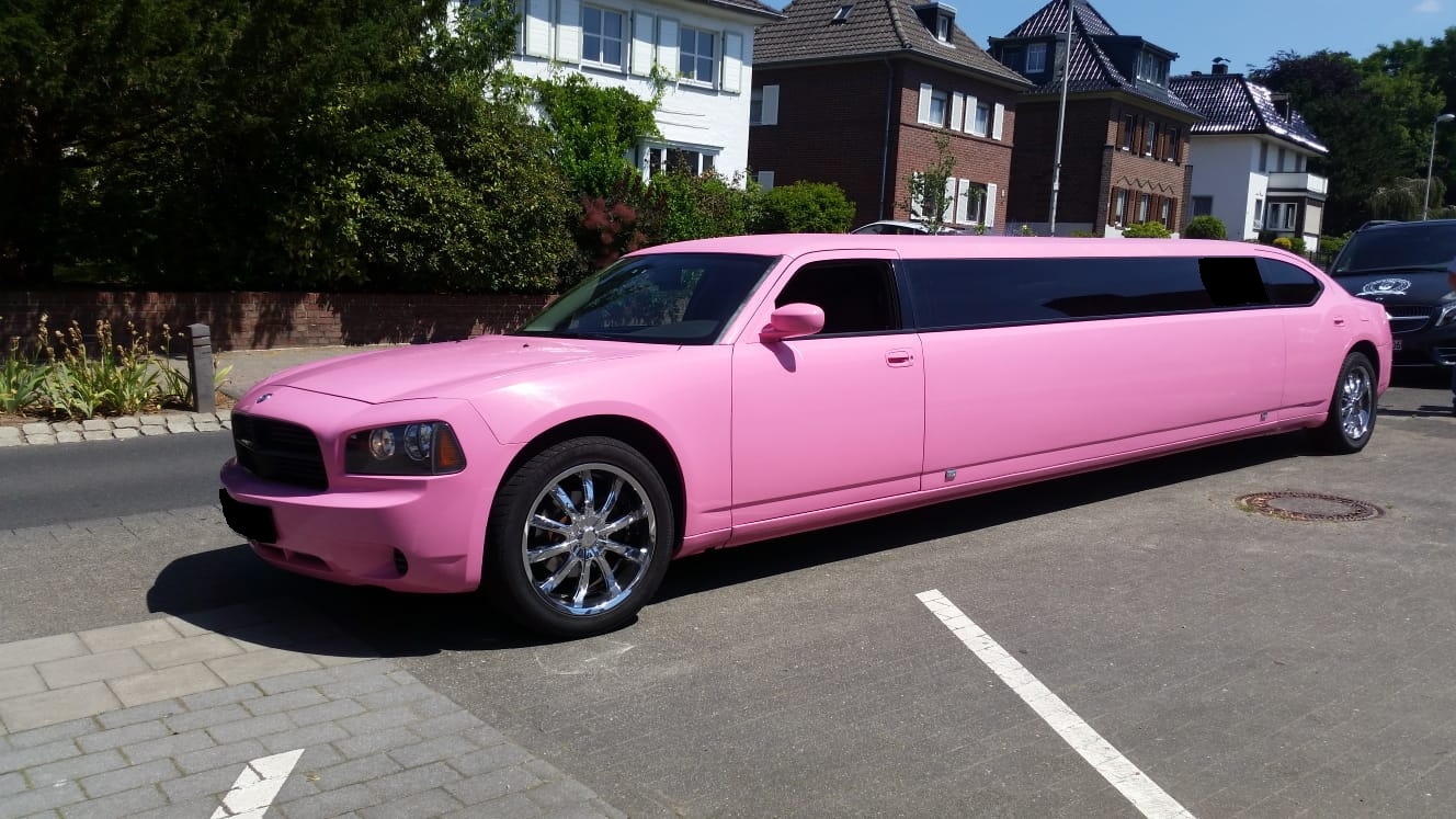 Pinke Dodge-Charger-Limousine von der Seite