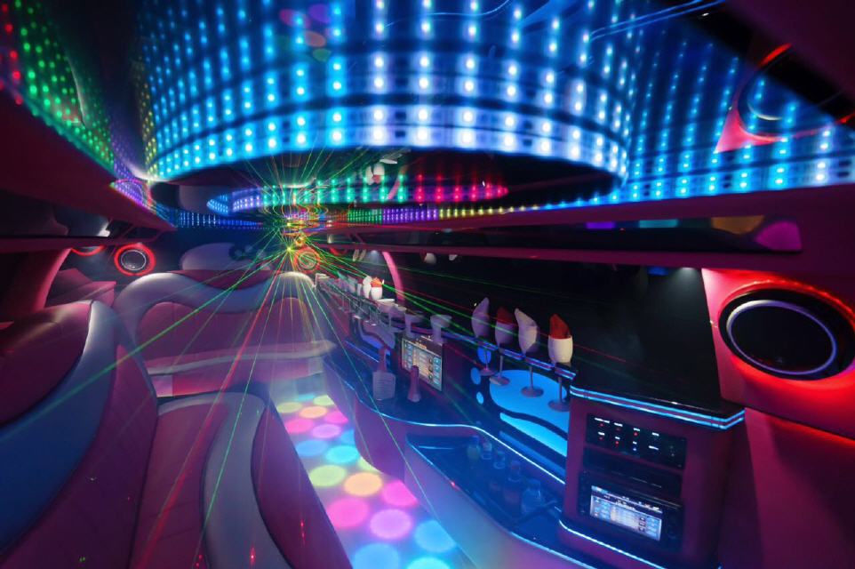 Innenraum der pinken Dodge-Charger-Limousine mit Lasershow