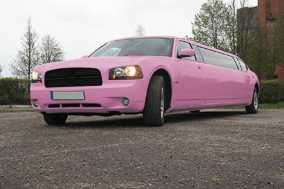 Pinke Dodge Charger Stretchlimousine von vorne im Tageslicht