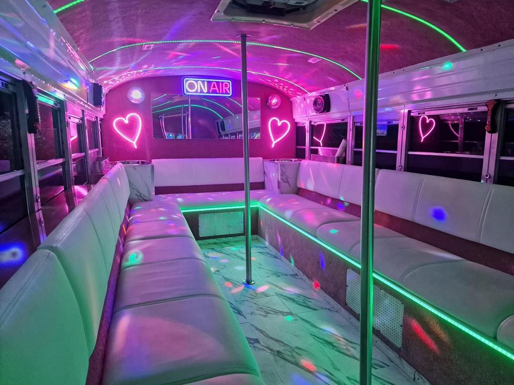 Lounge-Bereich im Innenraum des pinken Partybusses