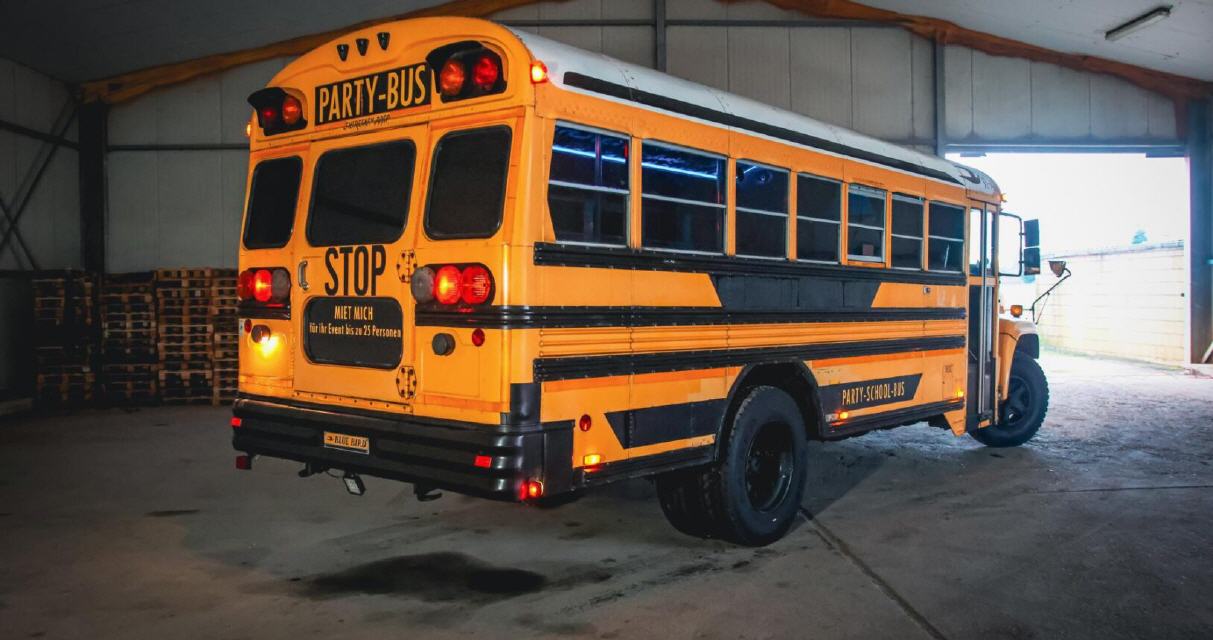 US-Schoolbus von hinten mit der Aufschrift Party-Bus